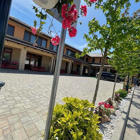 Voeroes Alom Panzio Bed & Breakfast Tiszakécske Eksteriør bilde